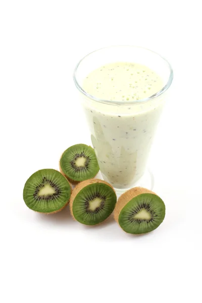 Glas Färsk Kiwi Smoothie Och Några Färska Frukter Isolerad Vit — Stockfoto