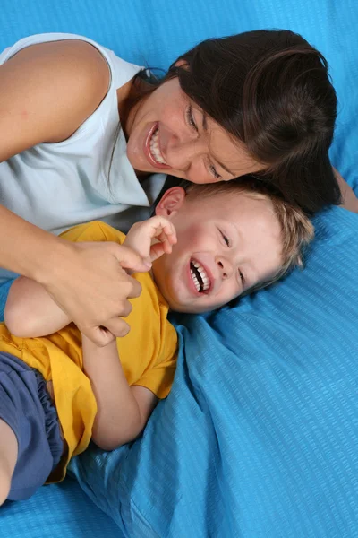 Mutter Und Dreijähriger Junge Schlafzimmer — Stockfoto