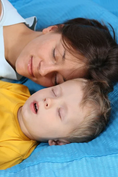 Μητέρα Και Τρία Χρόνια Αγόρι Παλιά Κοιμάται Μαζί — Φωτογραφία Αρχείου