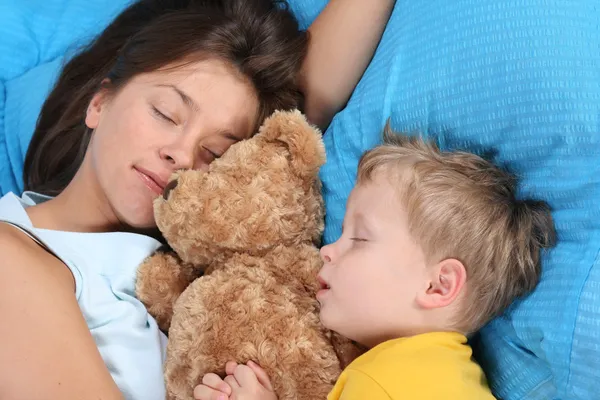 母亲和三年的老男孩睡在一起 — 图库照片