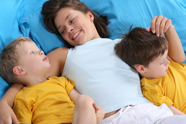 Mother Two Sons Bed Little Chat — Stock Photo, Image