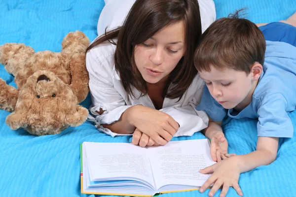 母亲和五岁男孩阅读本书 — 图库照片