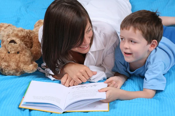 Mutter Und Fünfjähriger Junge Lesen Buch Gute Nacht — Stockfoto