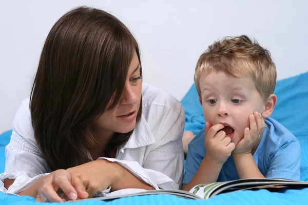 Мать Трехлетний Мальчик Читают Книгу Спокойной Ночи — стоковое фото