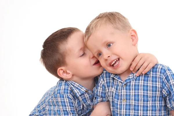 Két Fiú Kis Titkot Elszigetelt Fehér — Stock Fotó