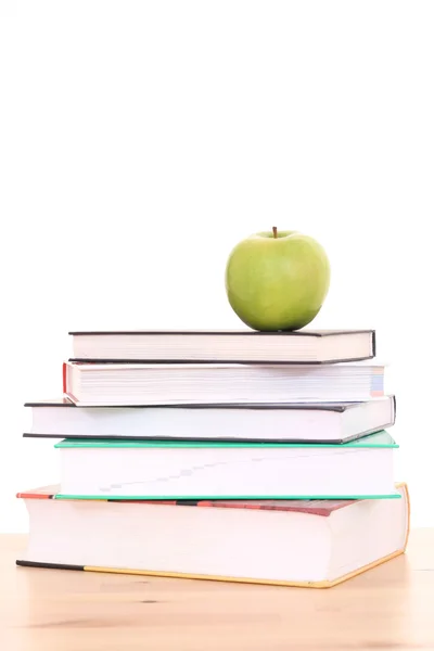 Стопка Книг Зелене Яблуко Столі Ізольовані Білому — стокове фото