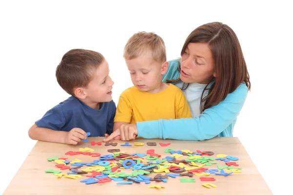 Kinder Und Mutter Spielen Mit Buchstaben Isoliert Auf Weiß — Stockfoto