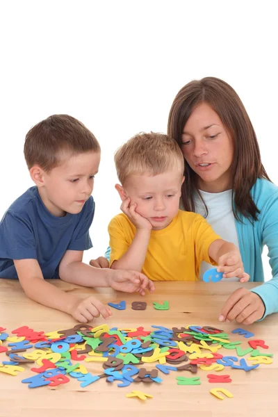 儿童和母亲玩字母上白色隔离 — 图库照片
