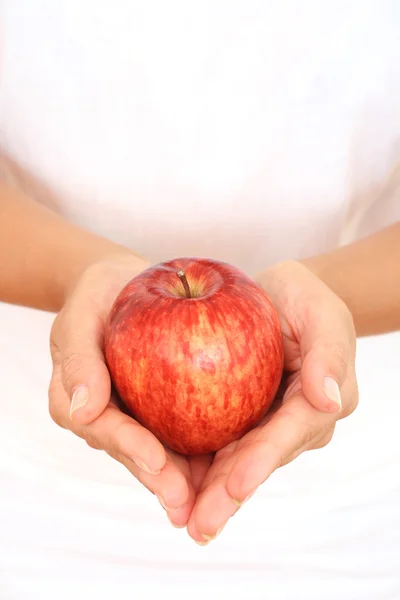 白手中的红苹果 — 图库照片