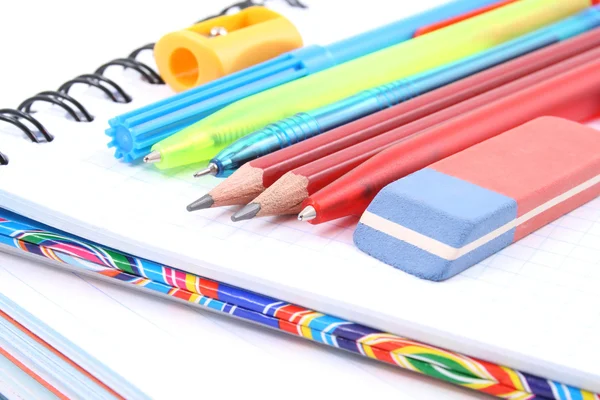 学校用品 ペン鉛筆白で隔離されるコピー本 — ストック写真