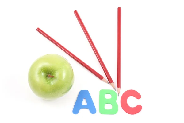 Abc Grüner Apfel Und Rote Bleistifte Isoliert Auf Weiß — Stockfoto