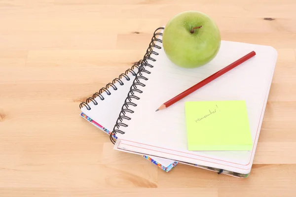 Stapel Spiralbücher Mit Apfel Und Bleistift Isoliert — Stockfoto