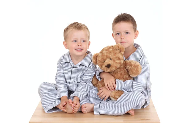 Pijamas 到床上准备好的两个兄弟 — 图库照片