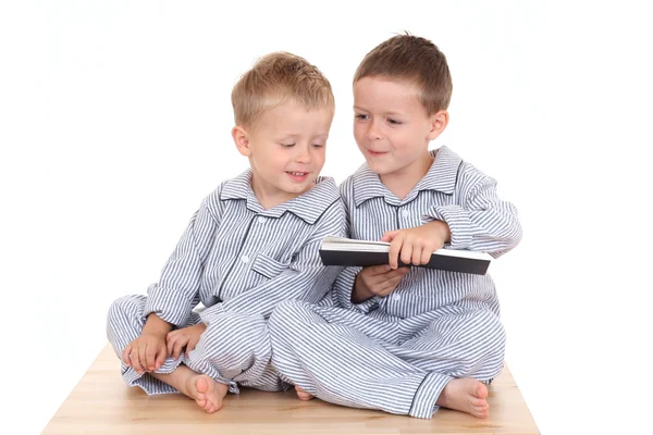 Dva Bratři Pijamas Připraven Posteli — Stock fotografie