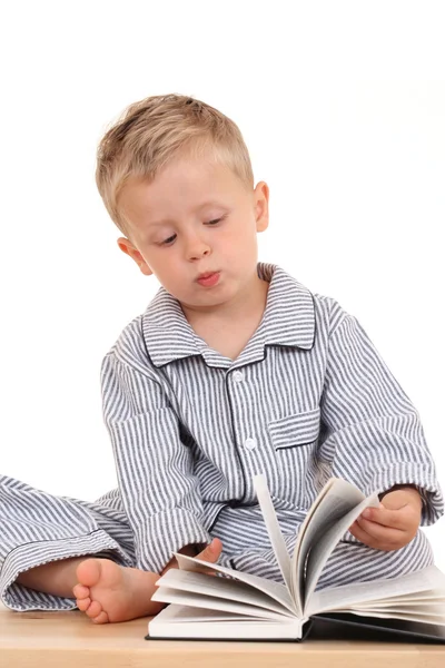 Jahre Alter Junge Pijama Mit Buch Isoliert Auf Weiß — Stockfoto