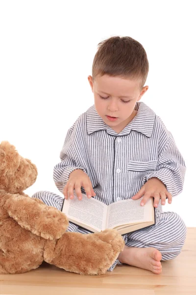 Junge Pijama Mit Seinem Teddybär Und Buch Isoliert Auf Weiß — Stockfoto