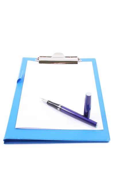 Blaues Klemmbrett Mit Einem Stift Isoliert Auf Weiß — Stockfoto