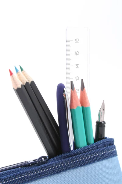 学校用品隔离在白色与蓝色铅笔盒 — 图库照片