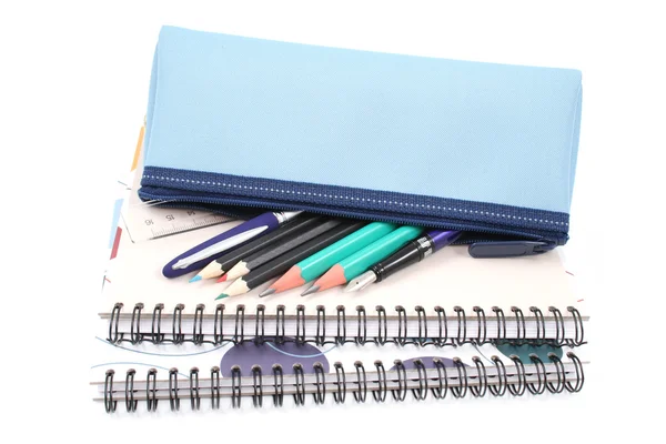 学校用品隔离在白色与蓝色铅笔盒 — 图库照片