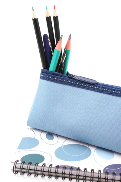 Caso Lápis Azul Com Material Escolar Isolado Branco — Fotografia de Stock
