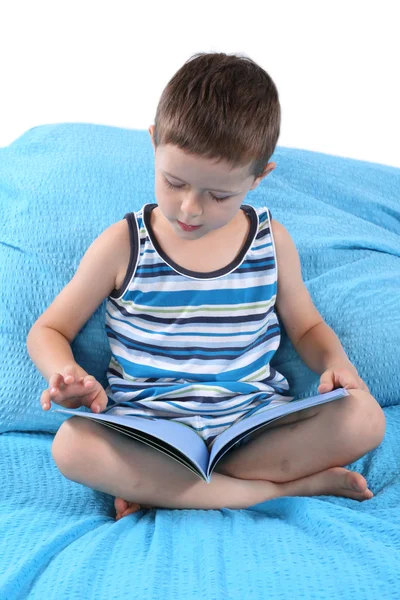 Yıl Yaşlı Çocuk Okuma Kitabı Yatakta Sakin — Stok fotoğraf