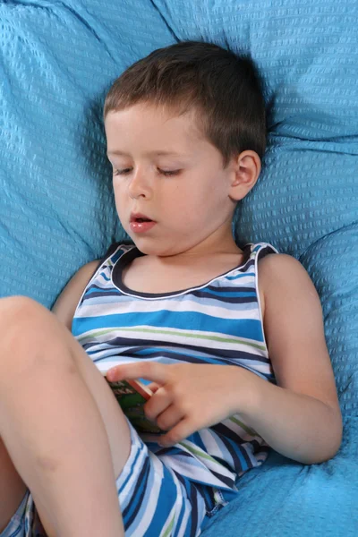 Régi Fiú Olvasókönyv Ágyban Relax — Stock Fotó