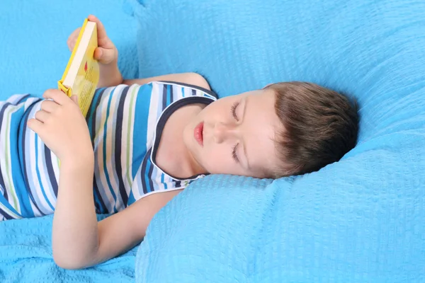 Років Хлопчик Читає Книгу Ліжку Розслабтеся — стокове фото