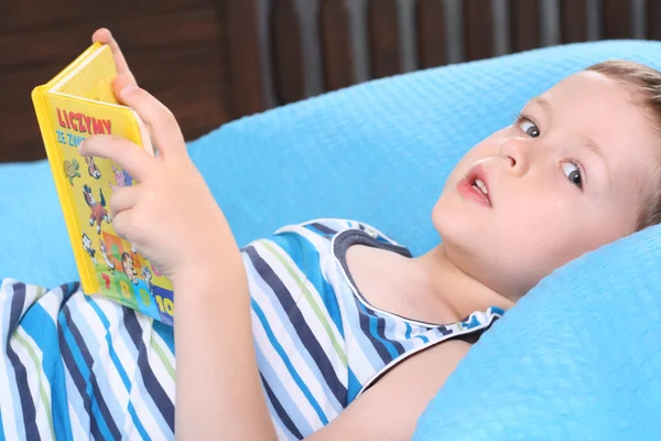 Jahre Alter Junge Liest Buch Bett Entspannen — Stockfoto