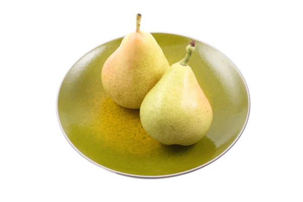 白で隔離される皿の上の つのおいしい梨のクローズ アップ — ストック写真