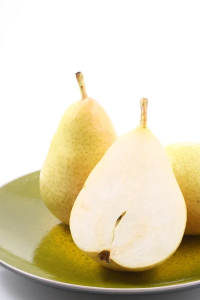 白で隔離される つのおいしい梨のクローズ アップ — ストック写真