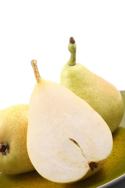 皿の上の つのおいしい梨のクローズ アップ — ストック写真