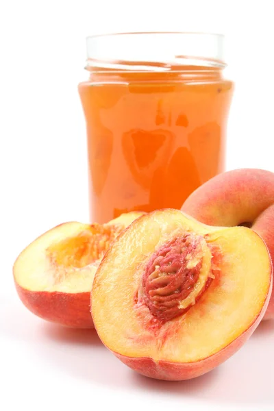 水蜜桃果酱罐和孤立白色上一些新鲜水果 — 图库照片