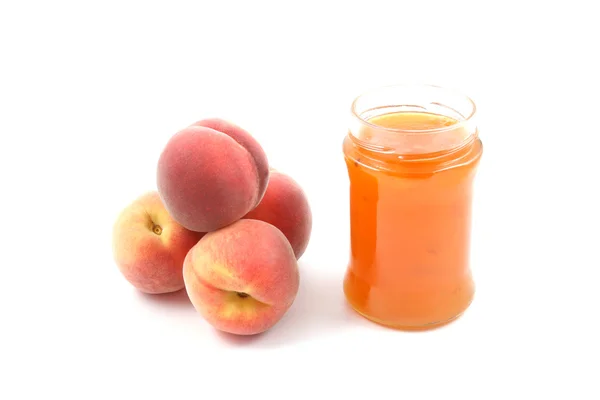 Glas Pfirsichmarmelade Und Einige Frische Früchte Isoliert Auf Weiß — Stockfoto