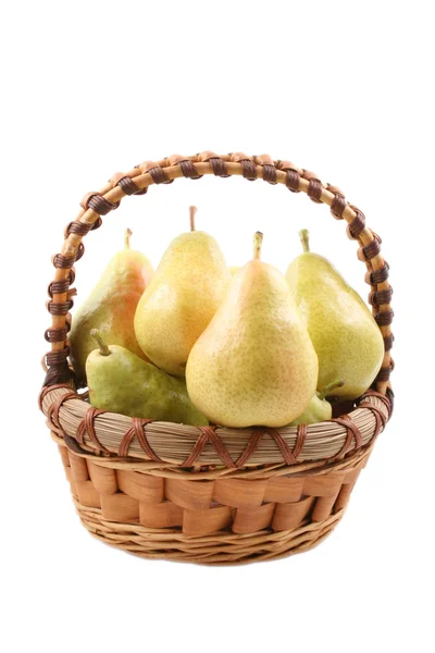 おいしい梨を白で隔離されるの完全なバスケット — ストック写真