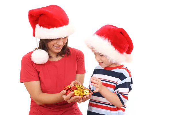 Anne Yıl Yaşlı Oğlu Noel Şapka Üzerine Beyaz Izole Eğleniyor — Stok fotoğraf
