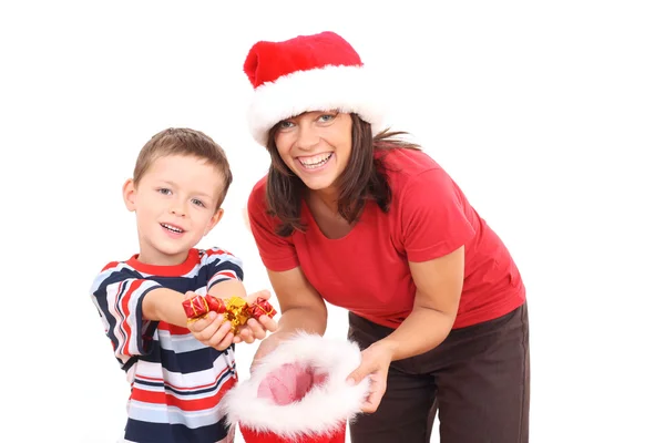 母亲在圣诞开心的老儿子帽子上孤立的白 — 图库照片