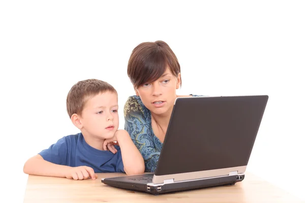 母亲和 年的老儿子与孤立在白色的电脑游戏很开心 — 图库照片