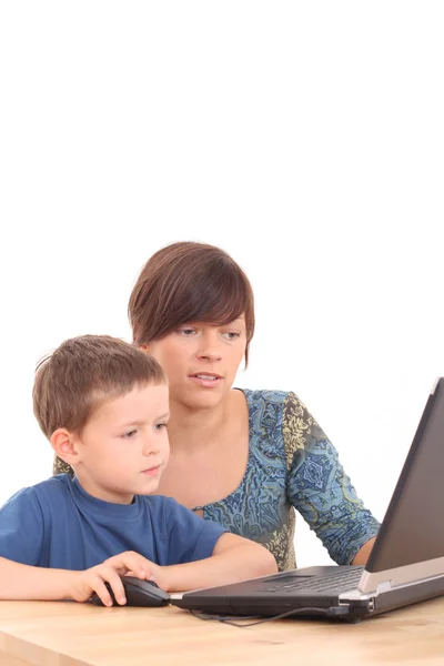 Anne Yıl Yaşlı Oğlu Üzerine Beyaz Izole Bilgisayar Oyunu Ile — Stok fotoğraf