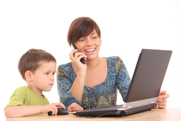 Mutter Und Jähriger Sohn Amüsieren Sich Mit Computerspiel Isoliert Auf — Stockfoto