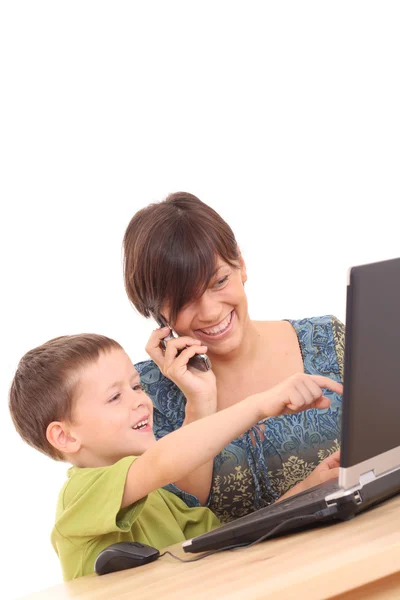 母亲和 年的老儿子与孤立在白色的电脑游戏很开心 — 图库照片