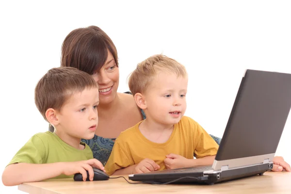 母亲和两个儿子与孤立在白色的电脑游戏很开心 — 图库照片