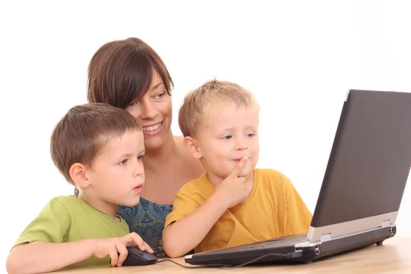Mãe Dois Filhos Divertindo Com Jogo Computador Isolado Branco — Fotografia de Stock