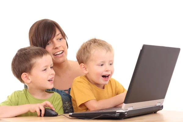 Mãe Dois Filhos Divertindo Com Jogo Computador Isolado Branco — Fotografia de Stock