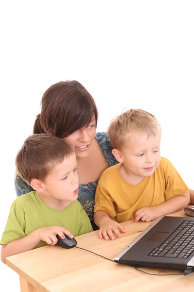 母亲和两个儿子与孤立在白色的电脑游戏很开心 — 图库照片