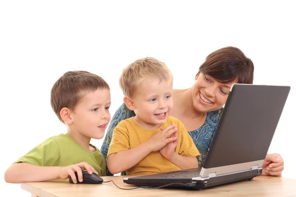 Мать Два Сына Весело Провести Время Компьютерной Игрой Изолированы Белом — стоковое фото
