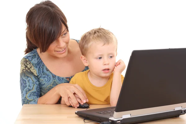 Μητέρα Ετών Γιο Διασκέδαση Παιχνίδι Στον Υπολογιστή Που Απομονώνονται Λευκό — Φωτογραφία Αρχείου