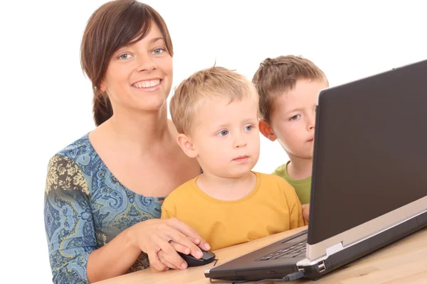 Moeder Twee Zonen Plezier Met Computerspel Geïsoleerd Wit — Stockfoto