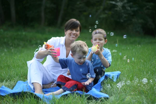 Familia Burbujas Relajarse Aire Libre —  Fotos de Stock