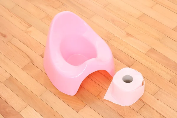 Розовый Горшок Туалетная Бумага Полу — стоковое фото