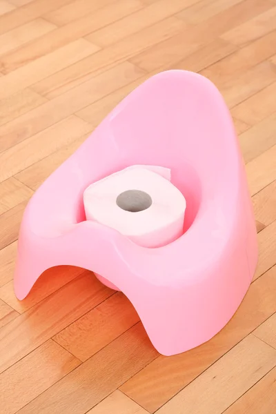 Rosa Töpfchen Und Toilettenpapier Auf Dem Fußboden — Stockfoto